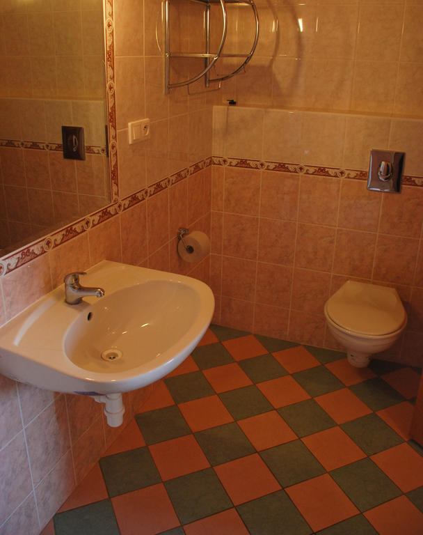 Hotel Marina Hermanuv Mestec Bilik gambar