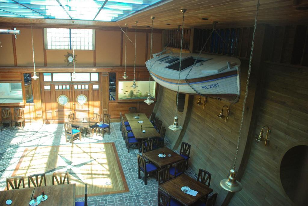 Hotel Marina Hermanuv Mestec Luaran gambar