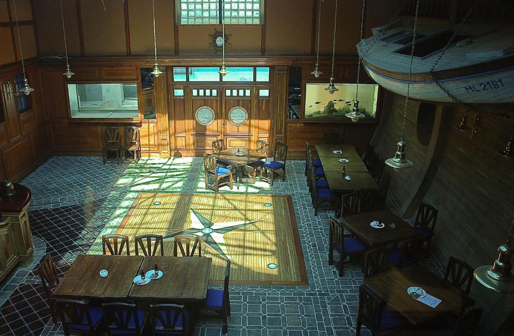 Hotel Marina Hermanuv Mestec Luaran gambar