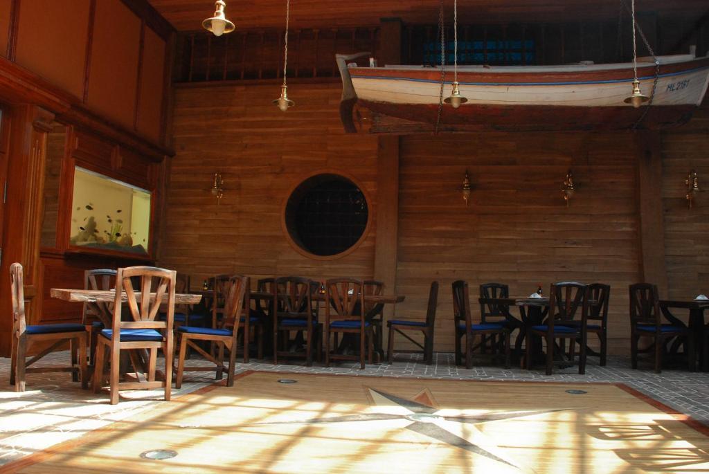 Hotel Marina Hermanuv Mestec Luaran gambar